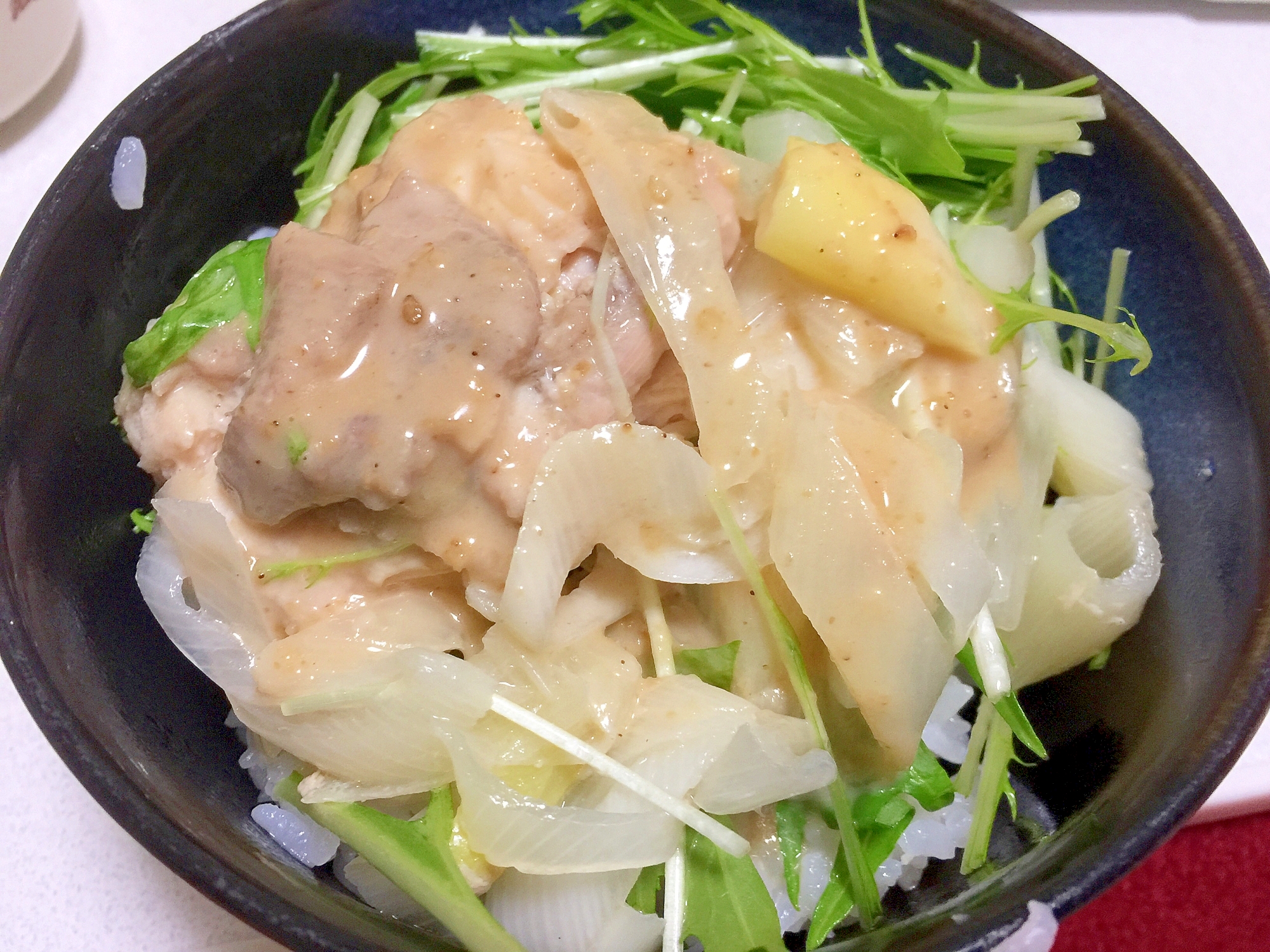 レンジで簡単！水菜とネギのごまだれ蒸し鶏丼