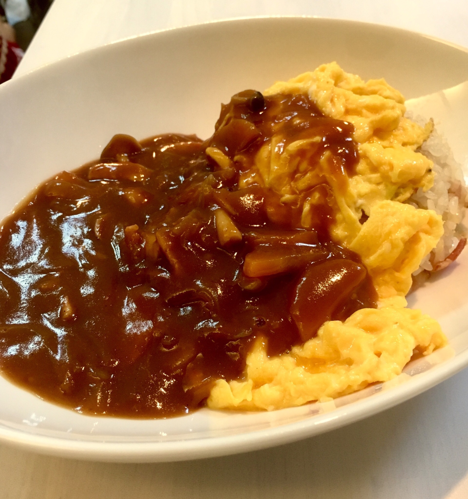 白い皿に入ったきのこのオムハヤシライス