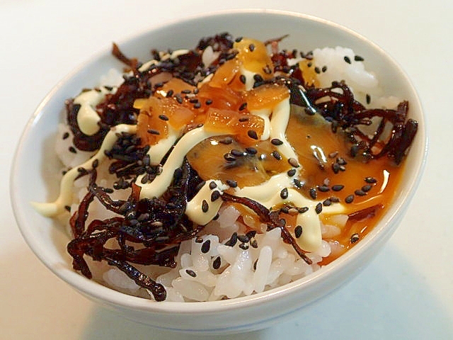 昆布佃煮と卵黄と福神漬けの黒胡麻マヨご飯