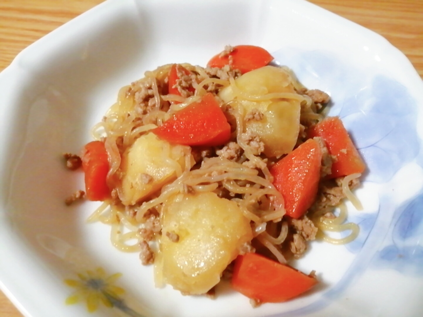 豚ひき肉と人参としらたきの肉じゃが