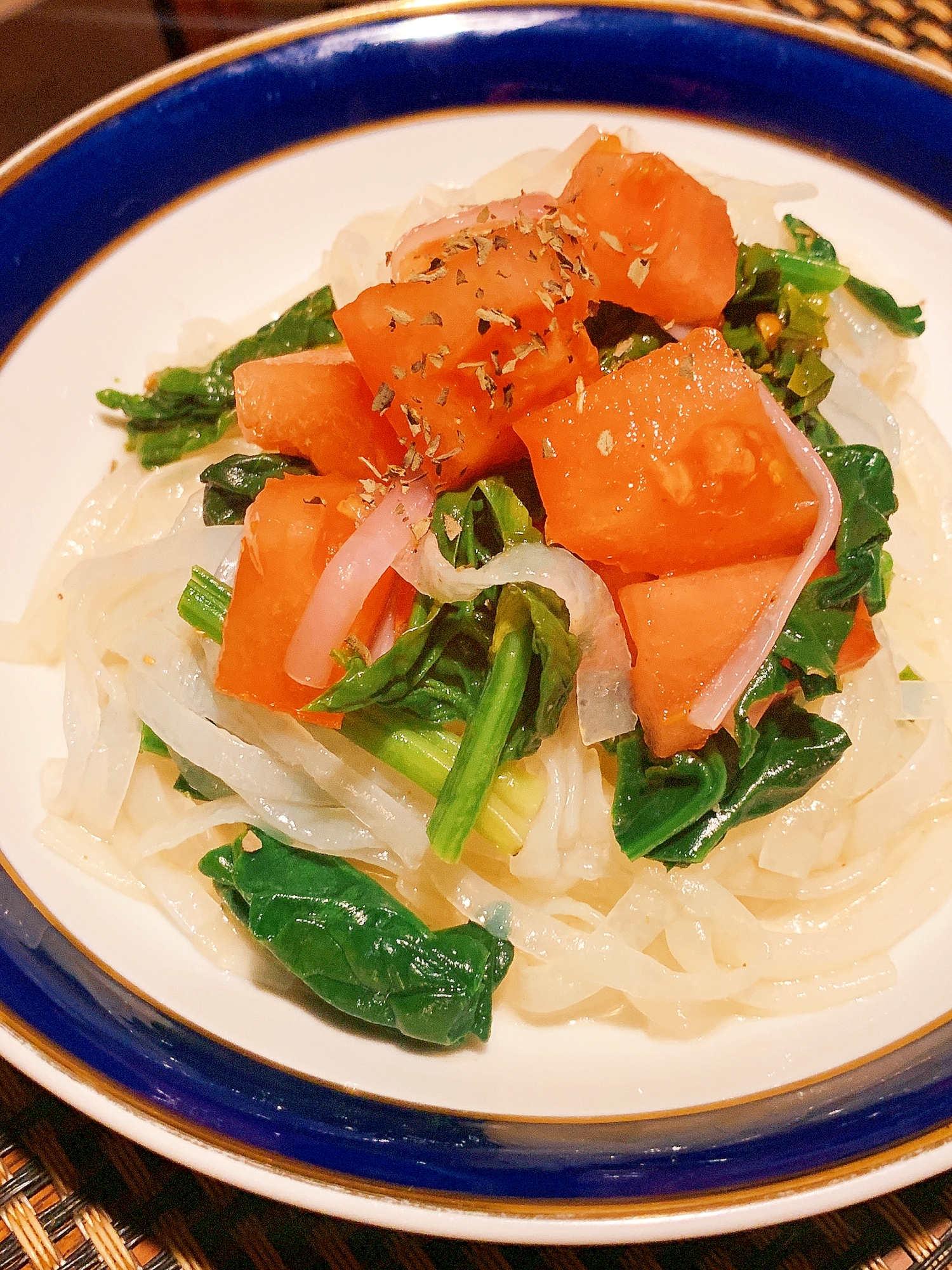 こんにゃく麺で、トマトと法蓮草のパスタ風