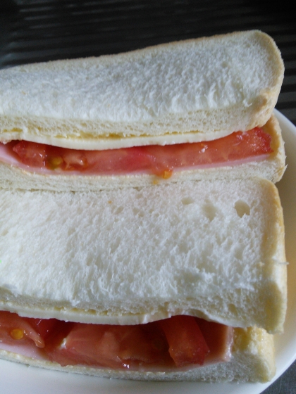 トマトとハムとチーズのサンドイッチ