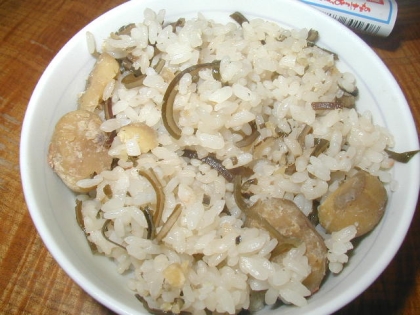 近所の山で拾った山栗で作りました。塩昆布が入ると、ちょっと目先が変わっていいですね。とってもおいしかったです。ごちそうさまでした。