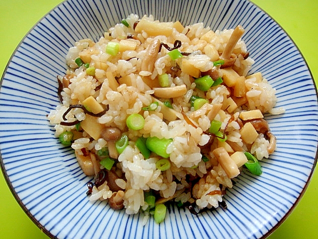 たけのことしめじ塩昆布のチャーハン