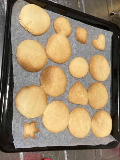 余った卵黄で何か作れないかと検索してこちらのレシピにたどりつきました♪
小4の娘が作ってくれました^_^
型がなかったのでコップでやったら大きなクッキーに。