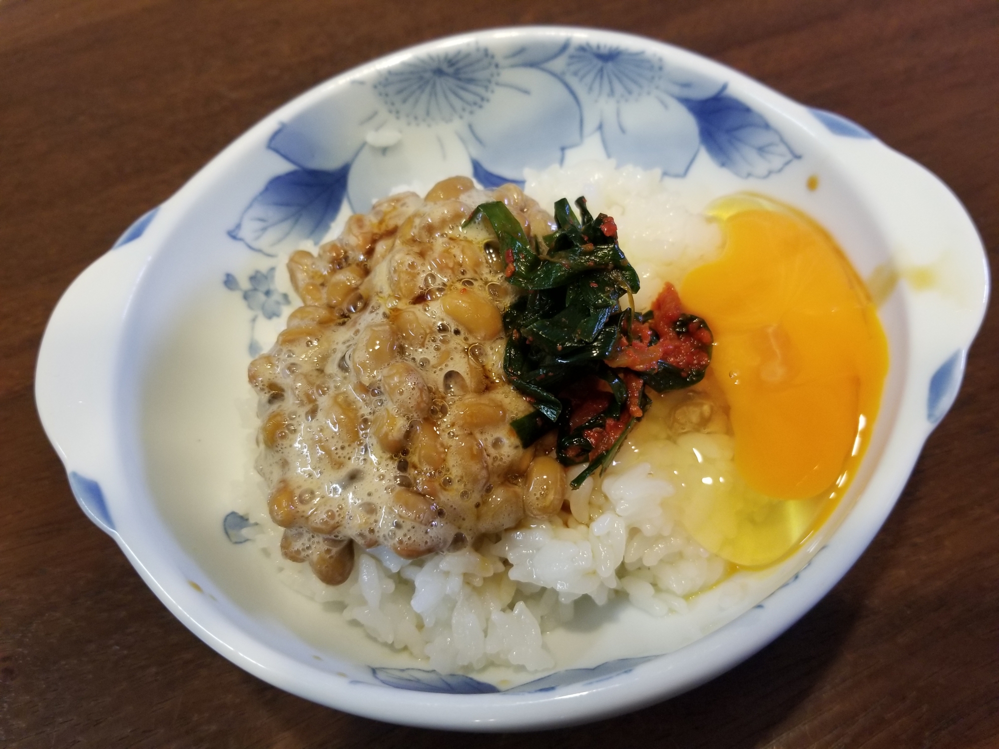 ひとりランチ☆納豆たまごかけご飯ニラキムチのせ