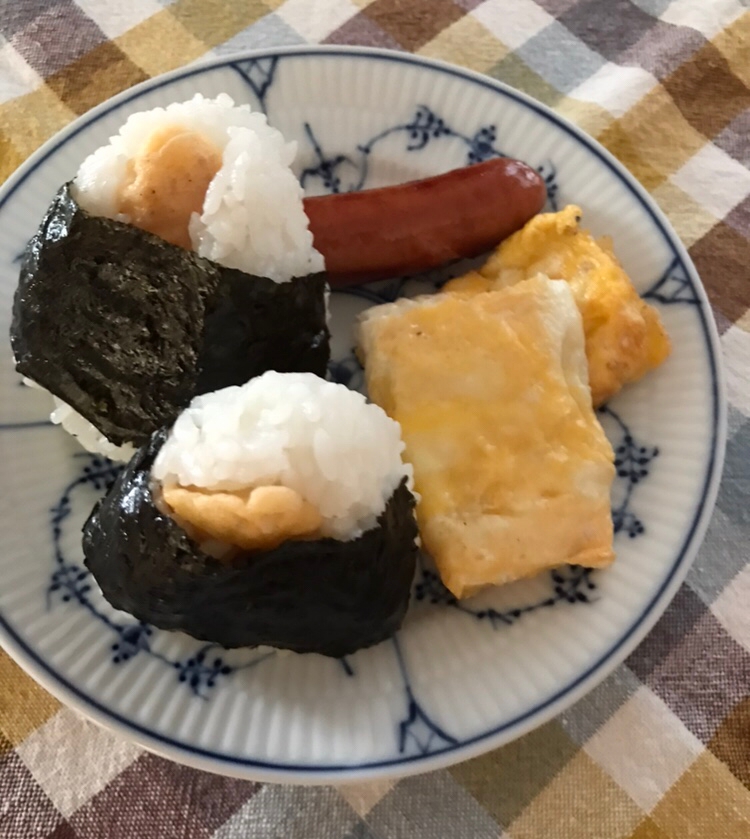 天むすと卵焼き、ウインナーの朝ごはん