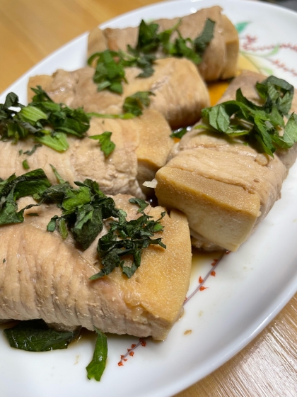 豆腐無くて高野豆腐代用した為、タレが絡まらず吸われちゃいました∑(ﾟДﾟ) 大葉足りなくて刻んで最後にパラパラ。味染みじゅわ〜で食べ応えありました( ´∀｀)