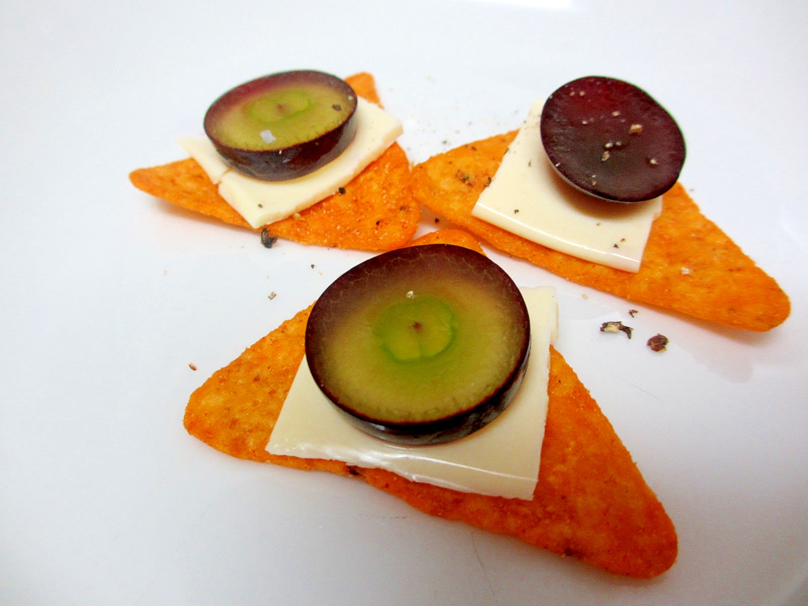 チーズとブドウのスパイスドリトス