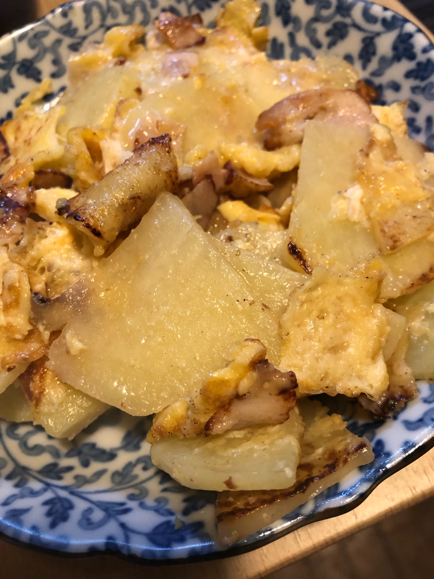 じゃがいもとベーコンの塩コショウ炒め