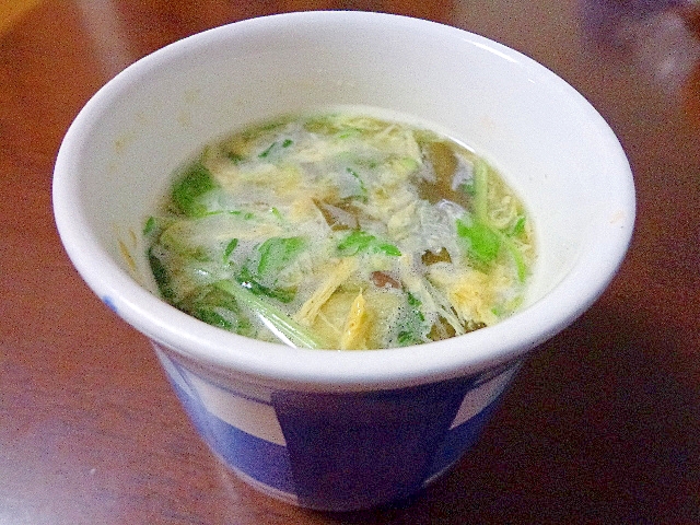 豆苗と胡麻ワカメの即席中華スープ