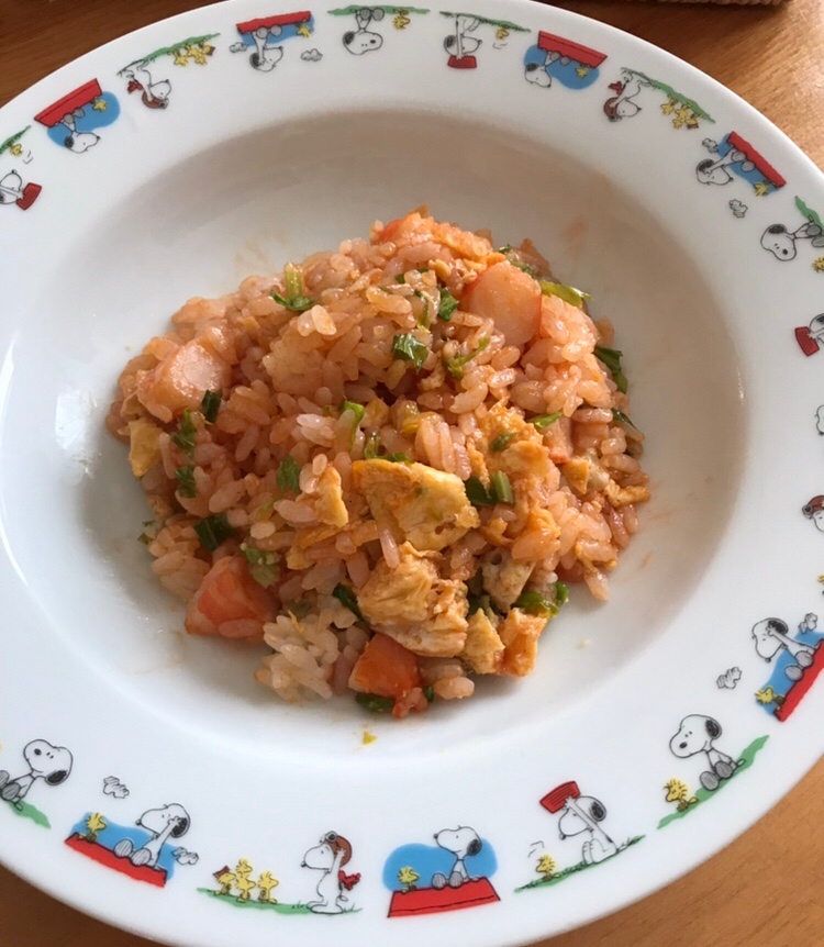 むきエビとセロリの葉のケチャップチャーハン