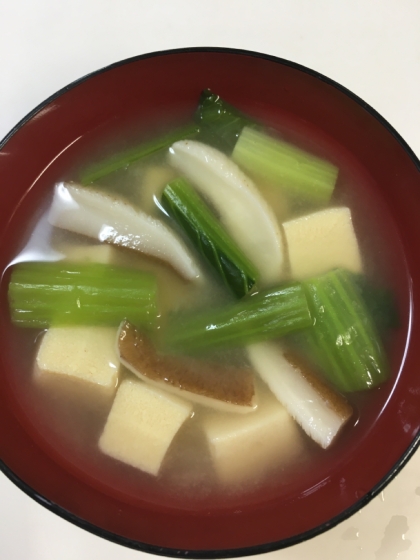 畑の小松菜を入れて、具だくさんのお味噌汁、
美味しくいただきました。