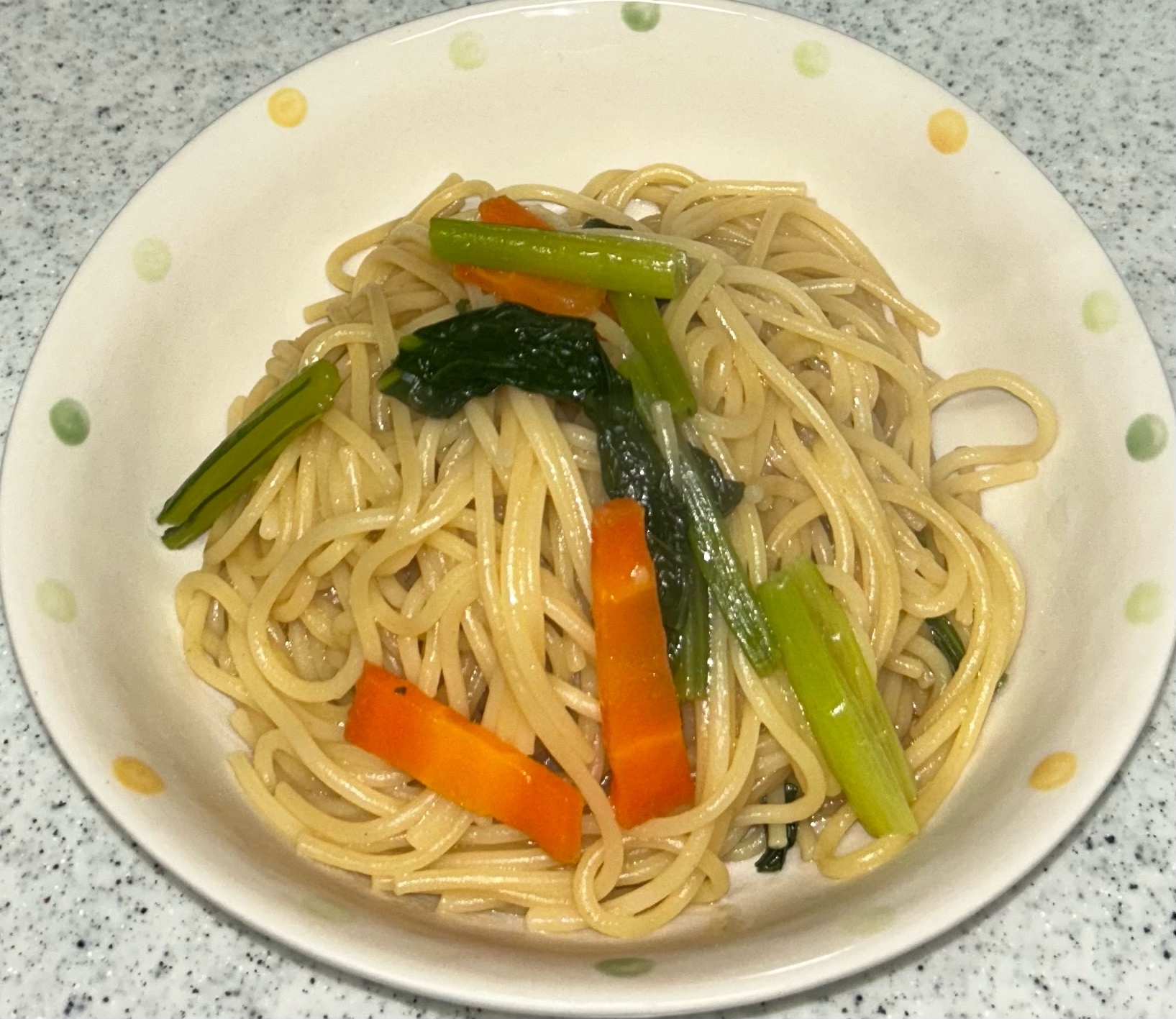 小松菜とにんじんのガーリックしょうゆパスタ♩