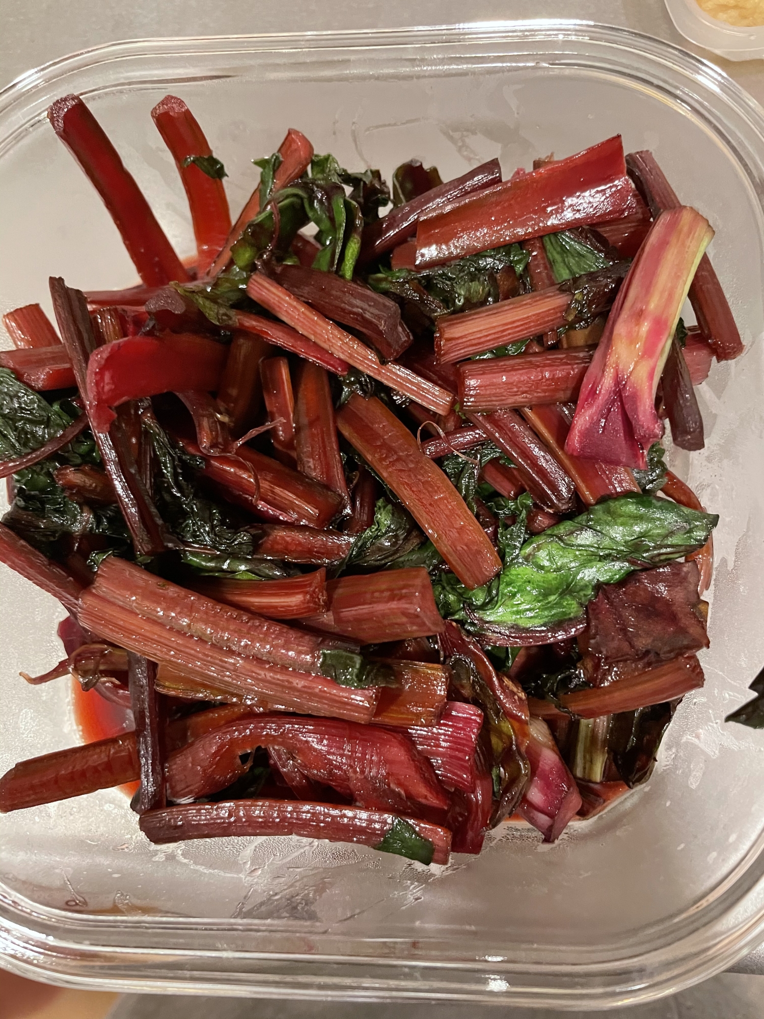 茎も食べられます!ビーツきんぴら