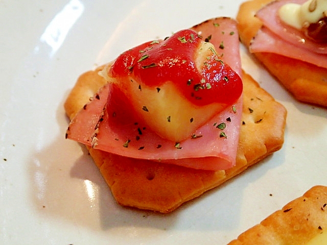 ケチャで　パストラミハムとじゃが芋の焼きクラッカー