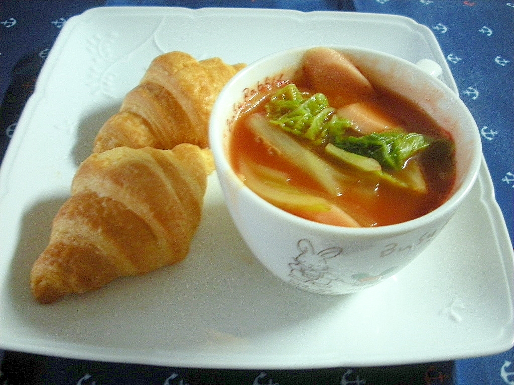 白菜とソーセージのトマトスープ＆クロワッサン♪