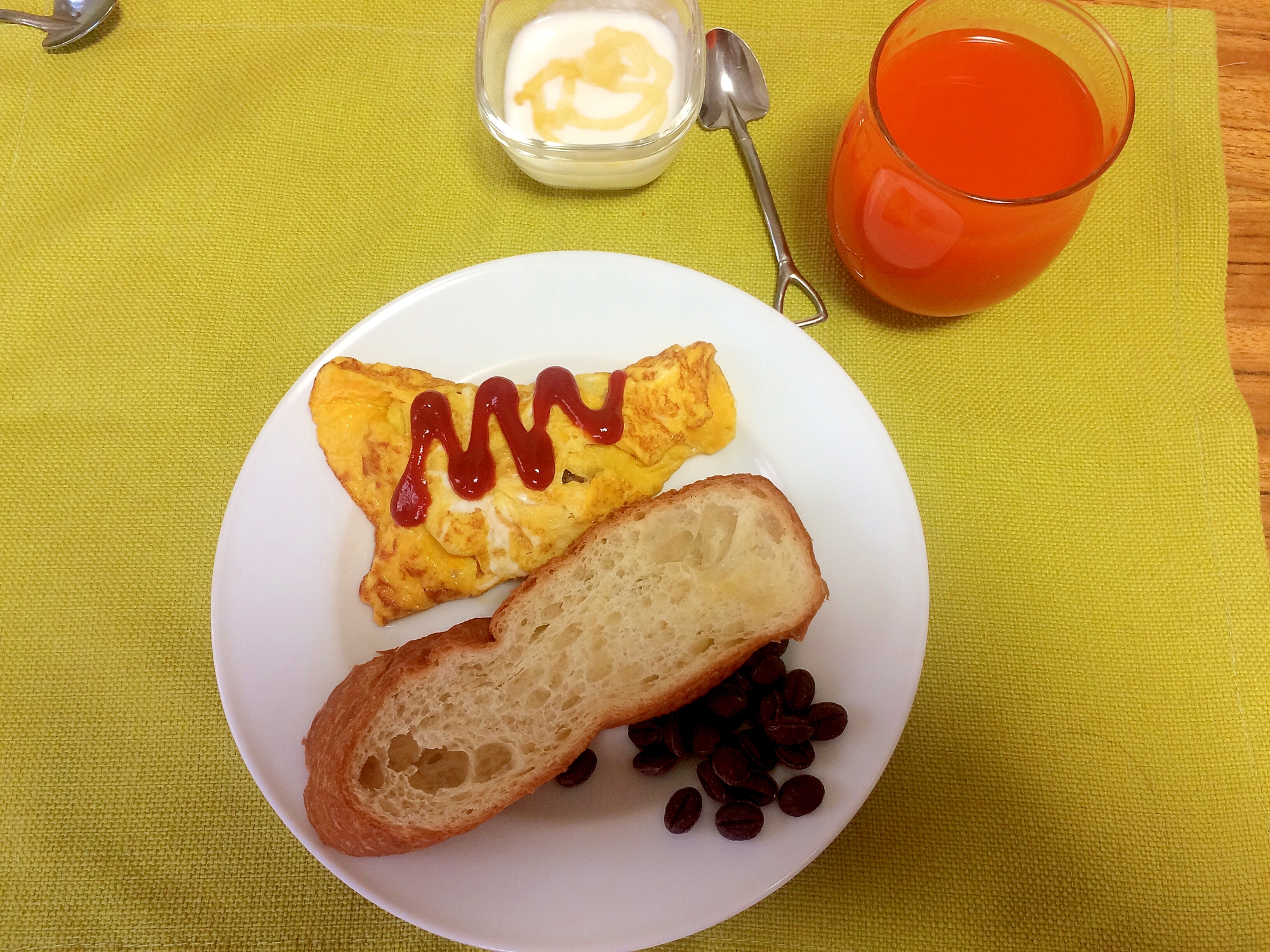 うちの朝ごはん パンとオムレツ