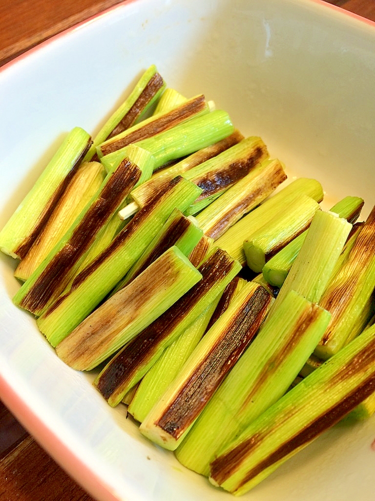 醤油をつけて食べるニンニクの茎の素焼き！