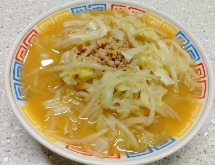 ラーメン大好きです!!(^_-)v
最近は生麺を使って野菜たっぷりがお気に入りです。
でもスープも作ったのは初めてです。
思った以上に美味しくて感動しました!!