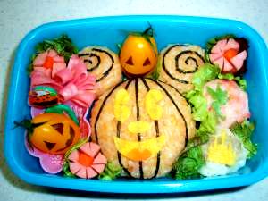 人参で色づけ！「ミッキーハロウィン」弁当