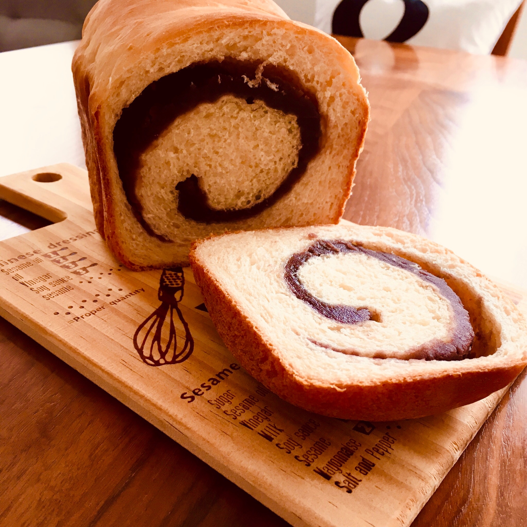 器に盛られたあん食パン