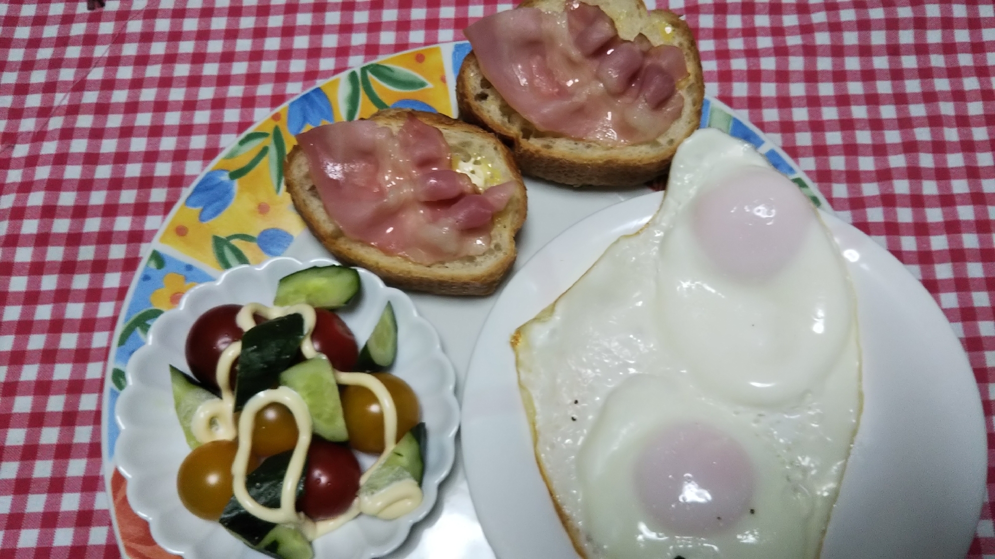 ベーコンバゲットと目玉焼きとトマトきゅうりサラダ☆