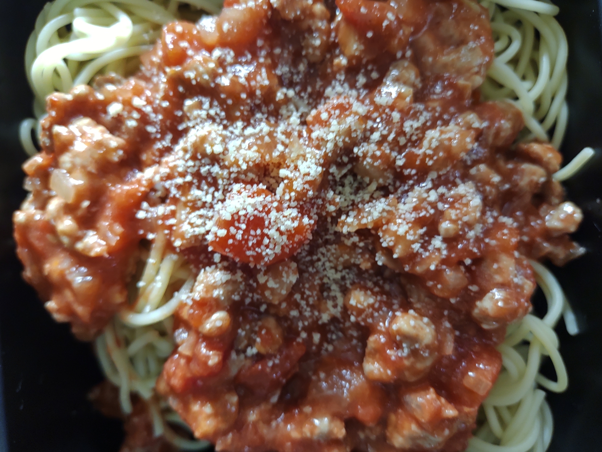 お肉たっぷりミートソースパスタ