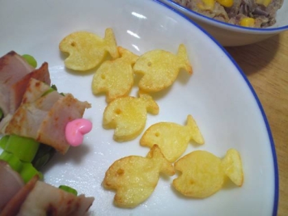 猫のおにぎりを作ったので、お魚ポテト作りました。ジャガイモって爪楊枝で簡単に穴開くんですね！可愛くできました、ありがとうございます！