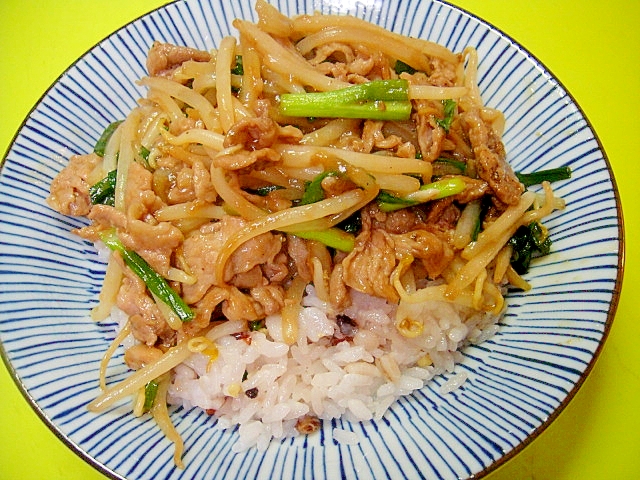 雑穀米で☆ニラもやし豚丼