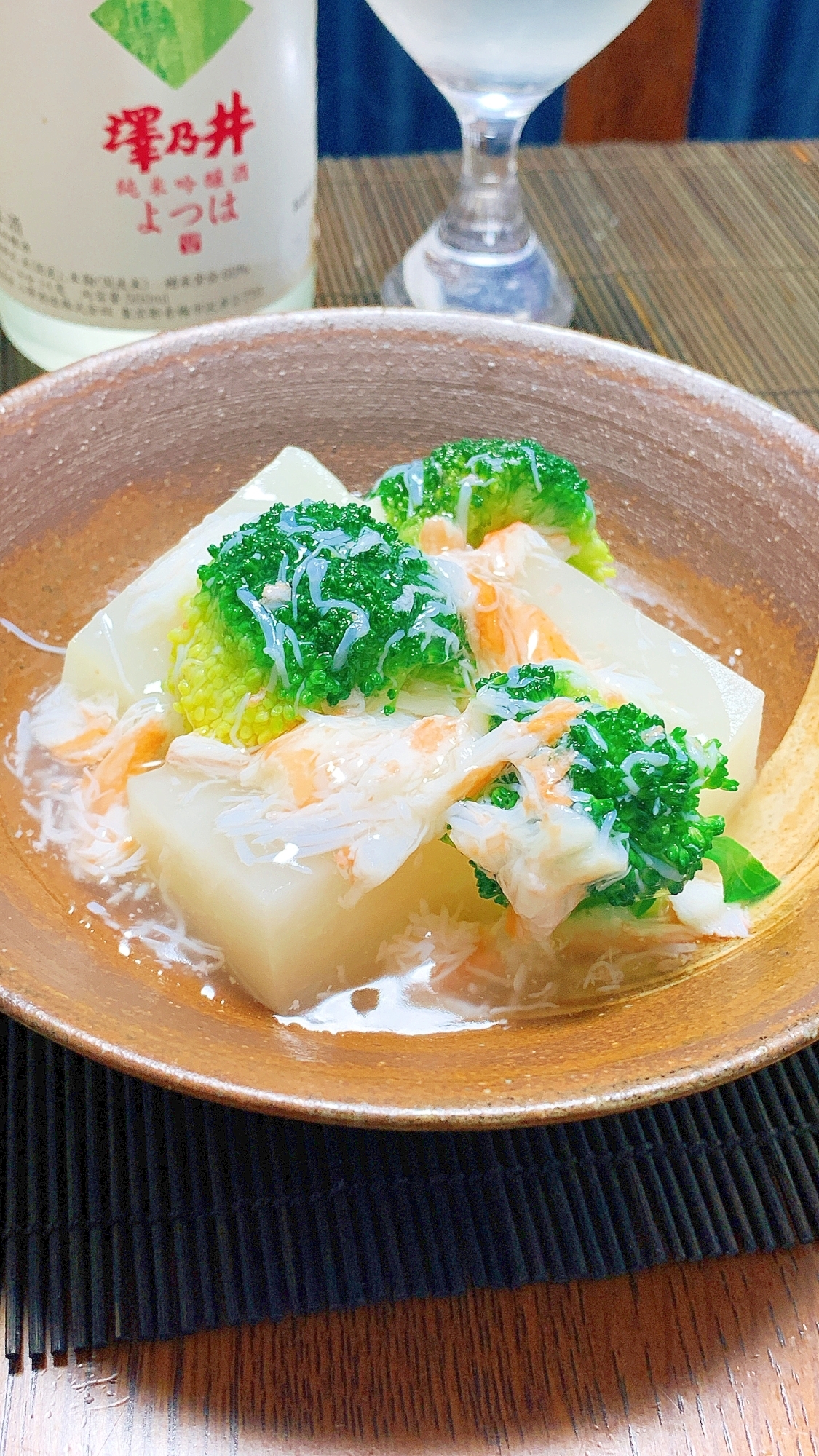 日本酒に、蕪とブロッコリーの蟹餡かけ