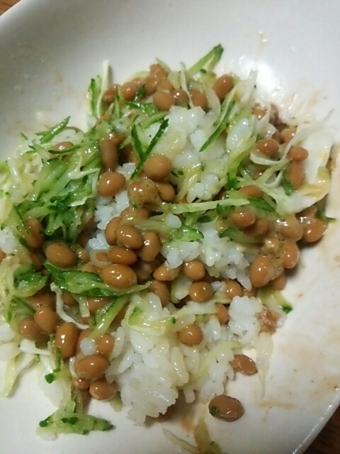 きゅうりとキャベツの納豆ご飯