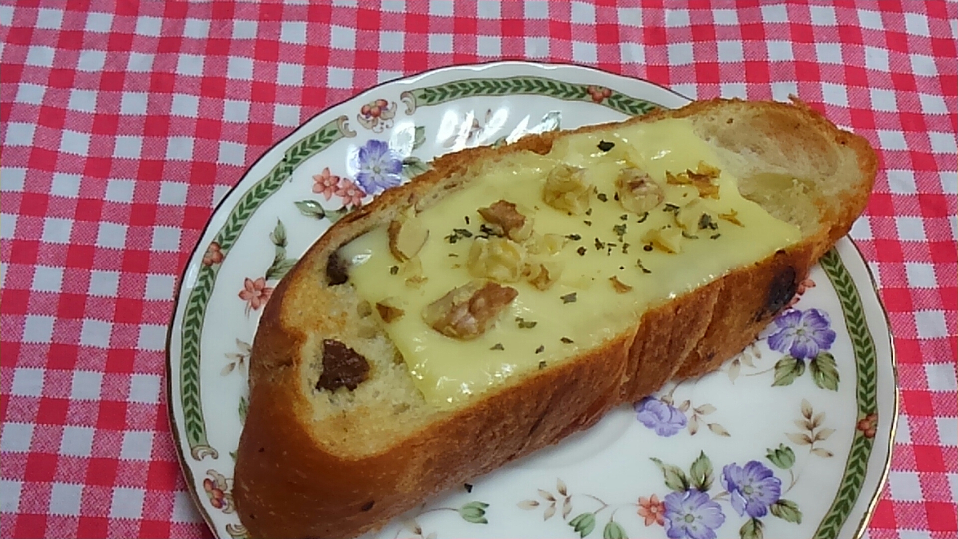 フランスパンで♪チーズと胡桃とバジルのトースト☆