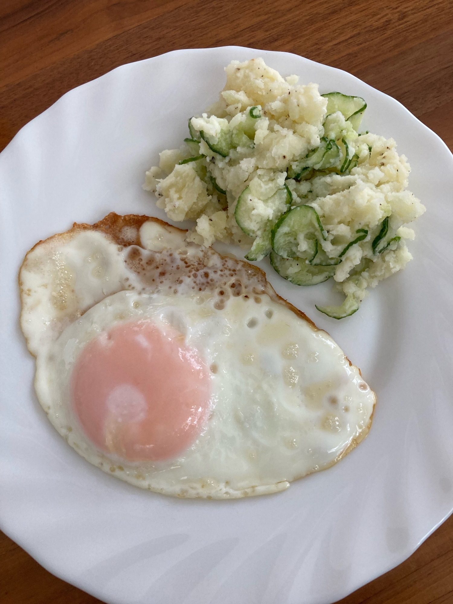 目玉焼き・ポテサラプレート