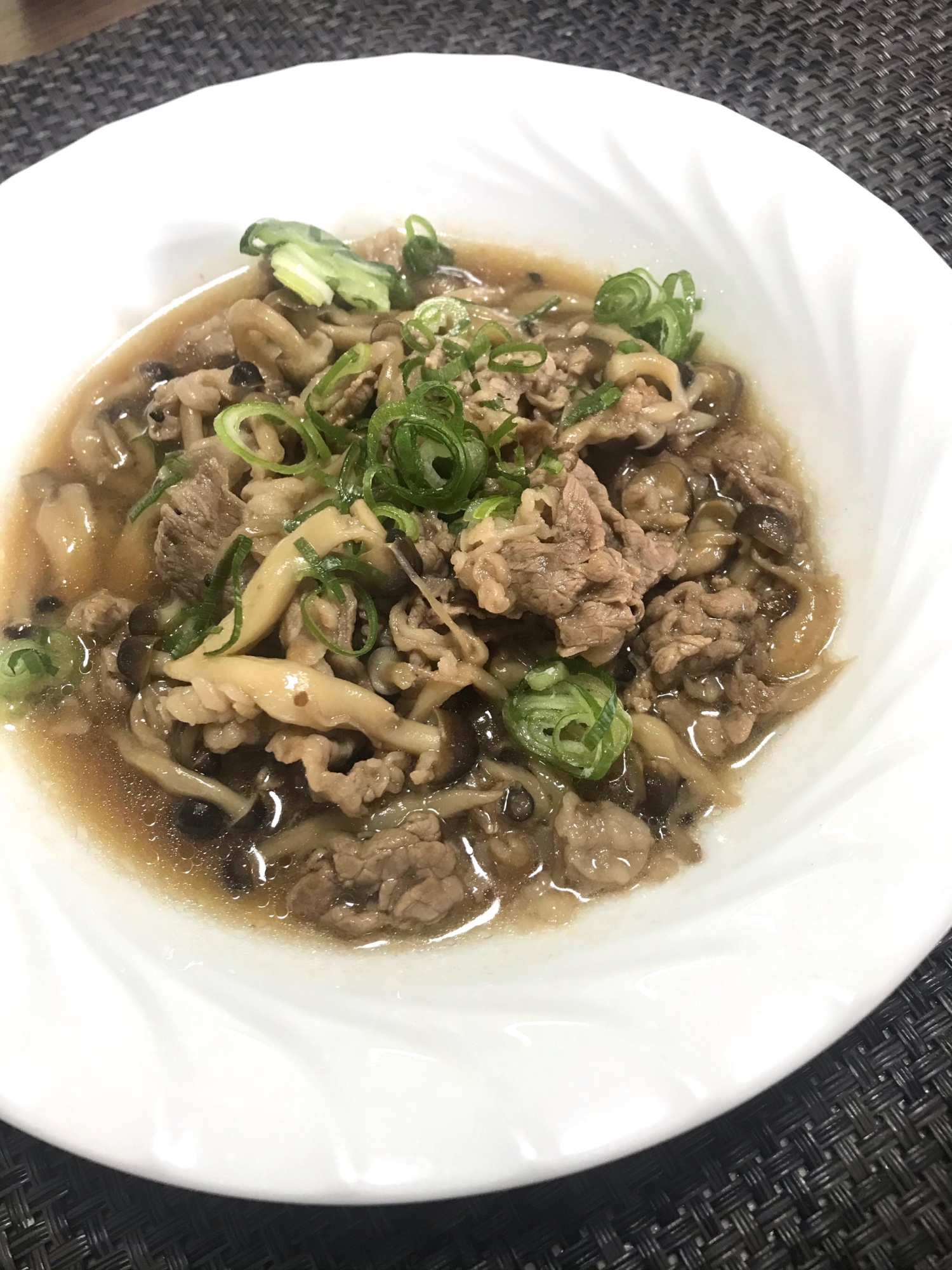 麺つゆで簡単味付け！牛肉としめじの炒め煮❗️