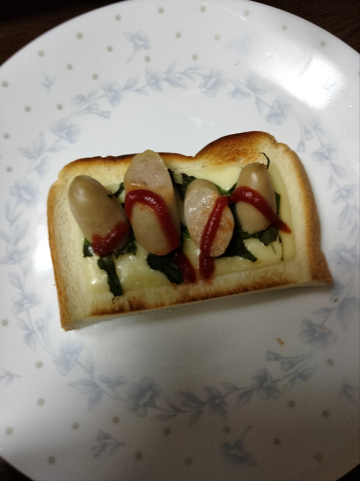 チーズトーストアレンジ 大葉&ウインナーのせて