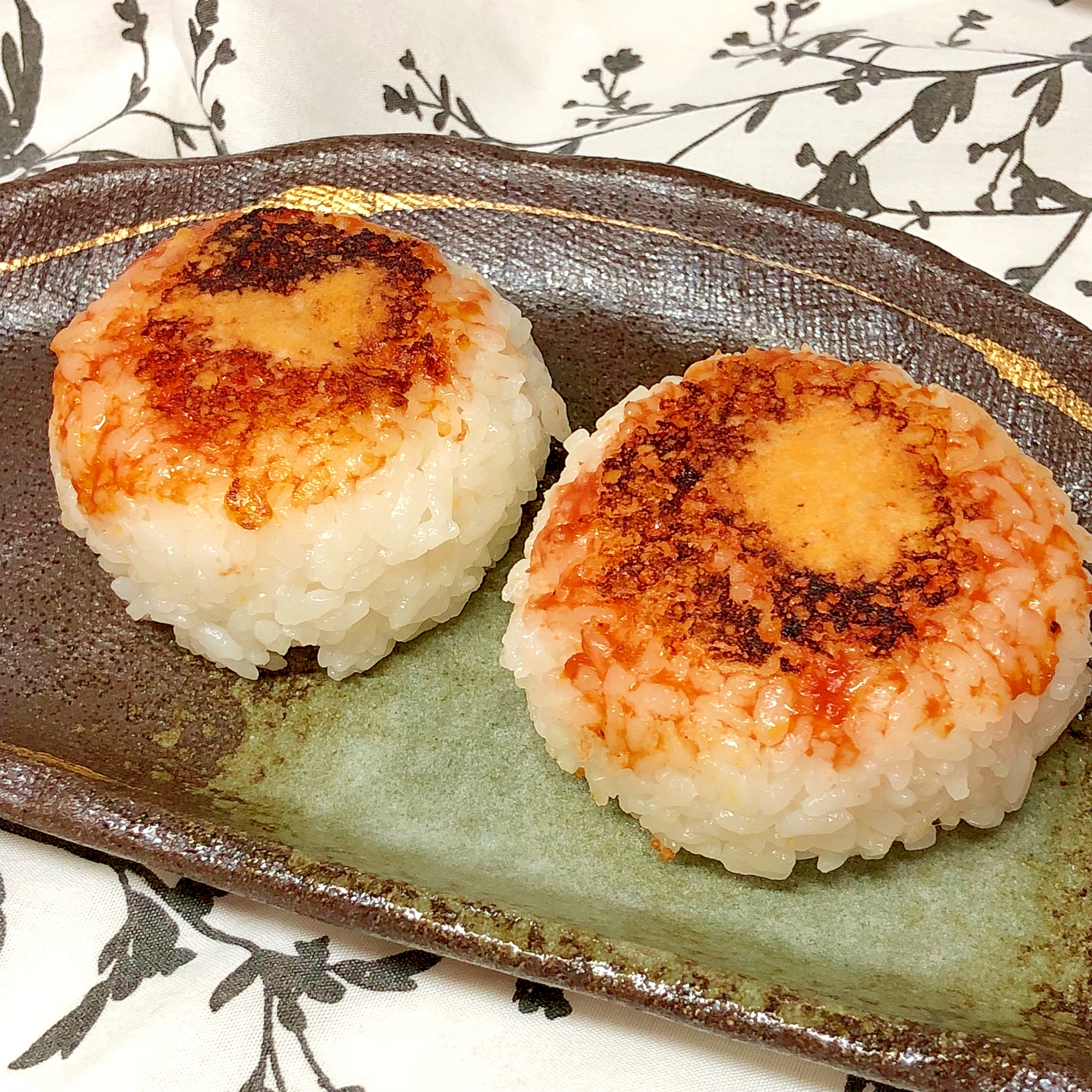 ケチャップと粉チーズの焼きおにぎり♪