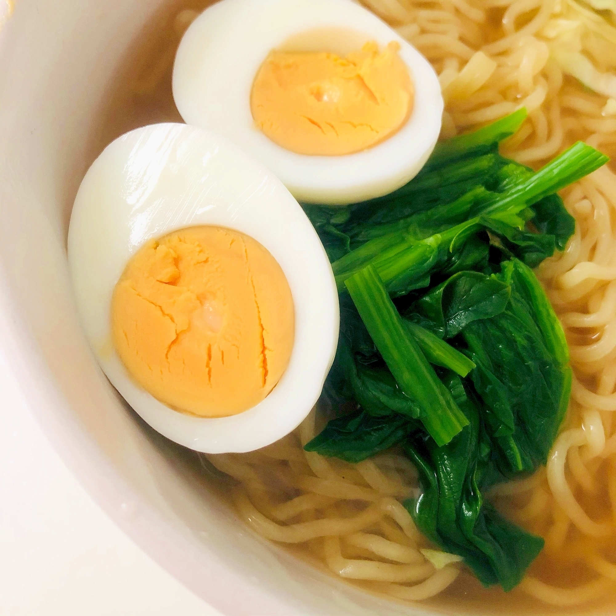 ゆで卵とほうれん草のラーメン