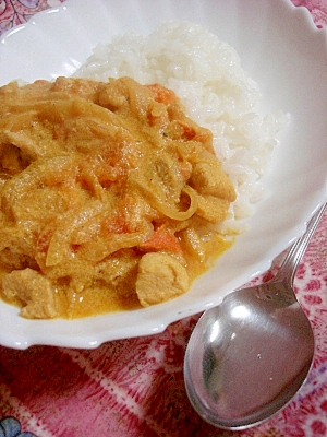 まろやか風味でご飯が進む！鶏とトマトのミルクカレー