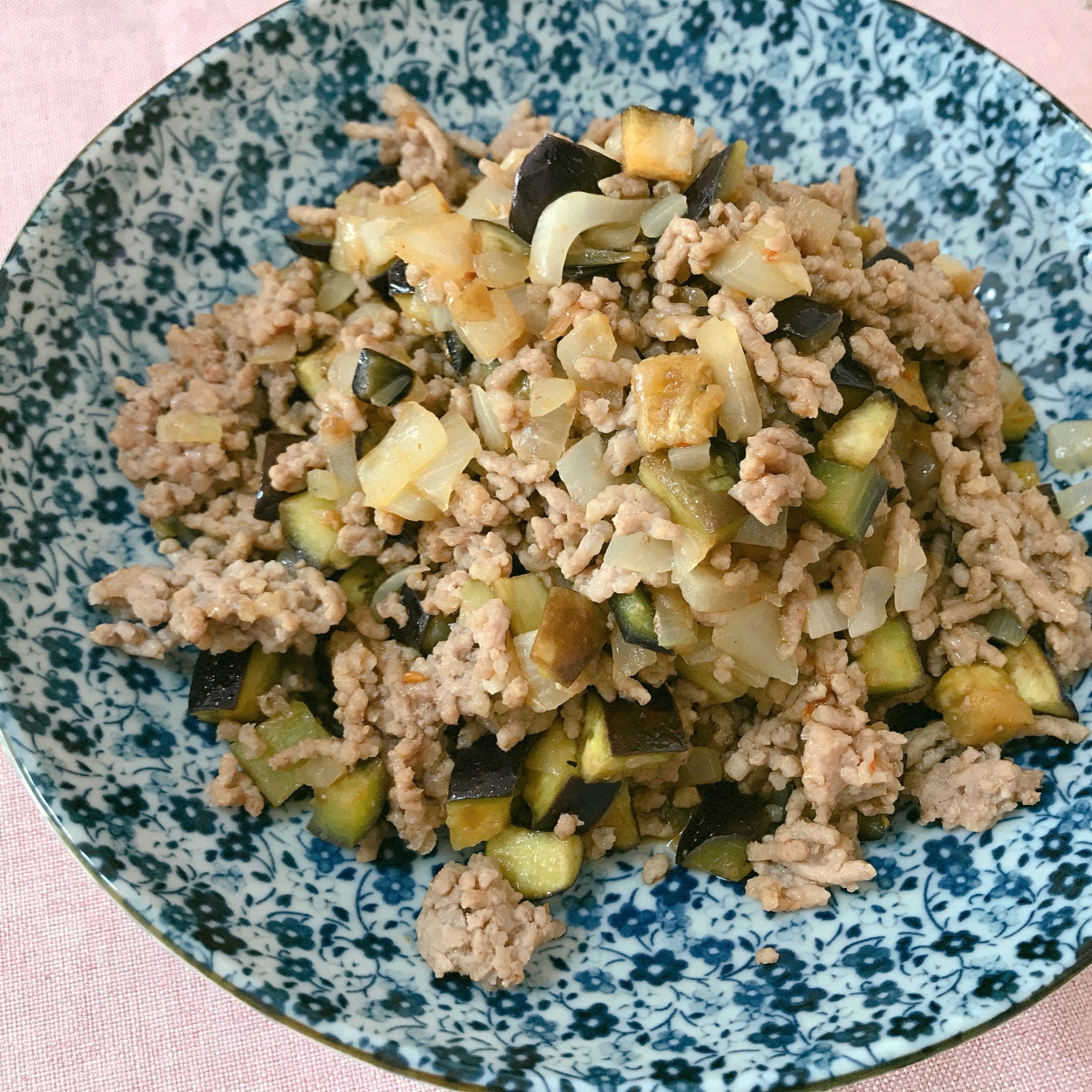 ご飯にかけるもよし！ナスとミンチの炒めもの