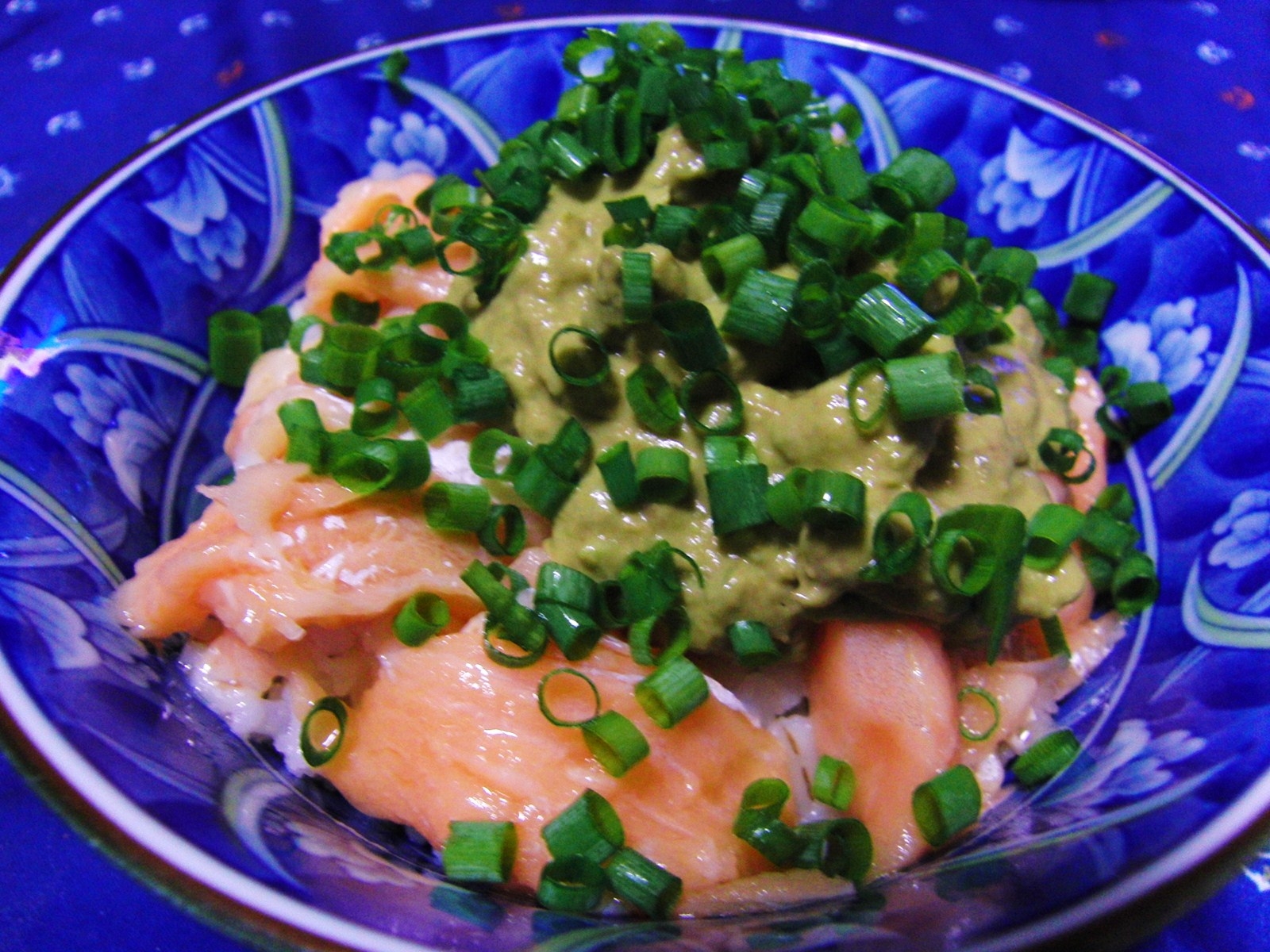 サーモンとアボカドのディップソースの丼