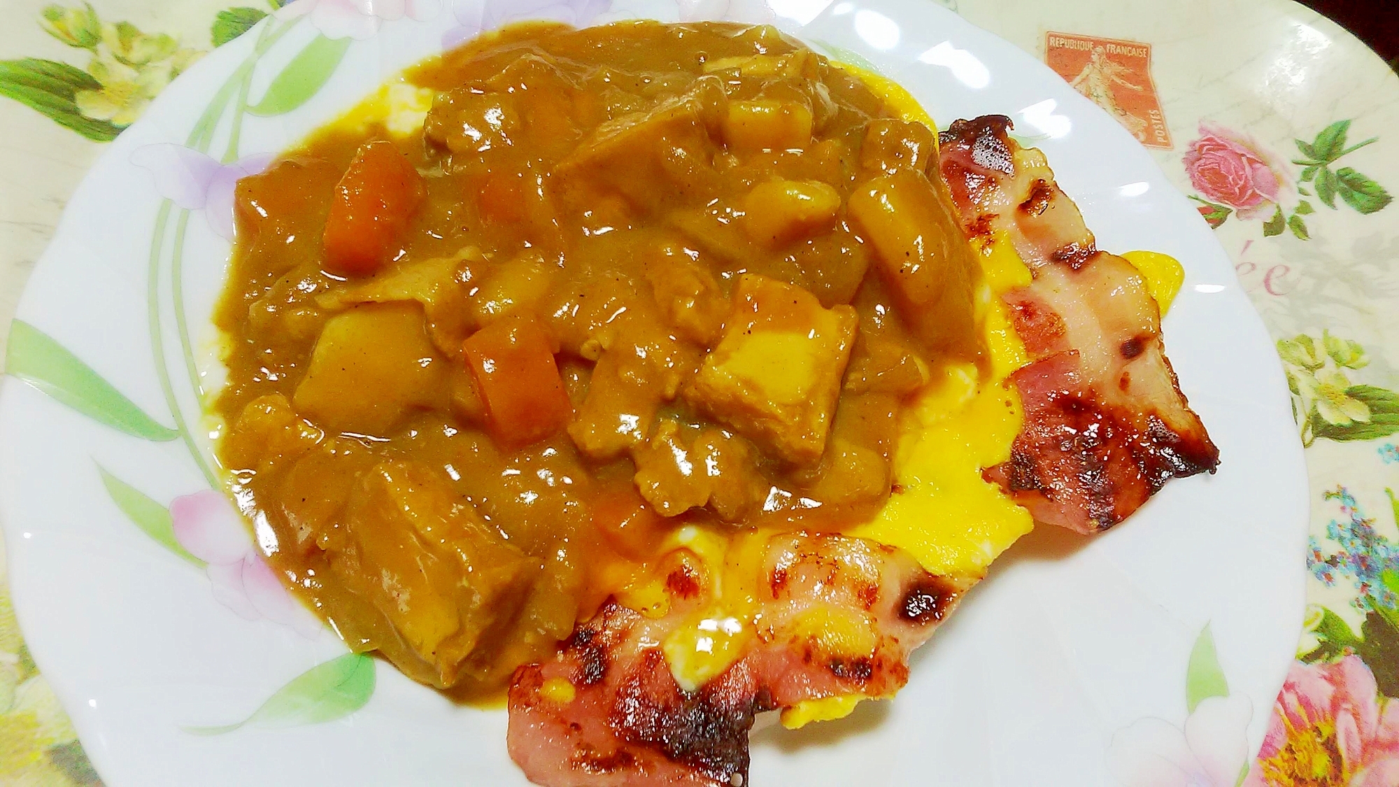 ベーコン卵乗せカレー