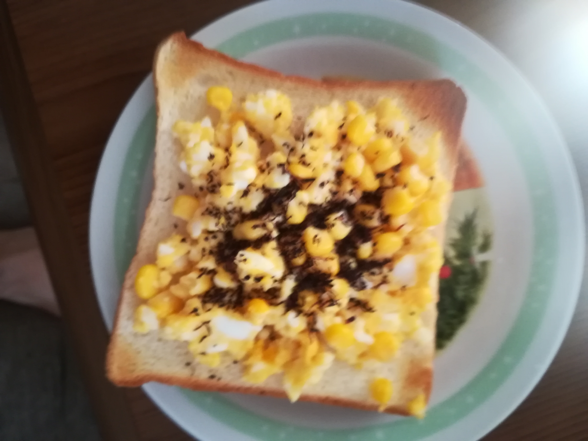 【朝食】コーンとたまごサラダのゆかりトースト