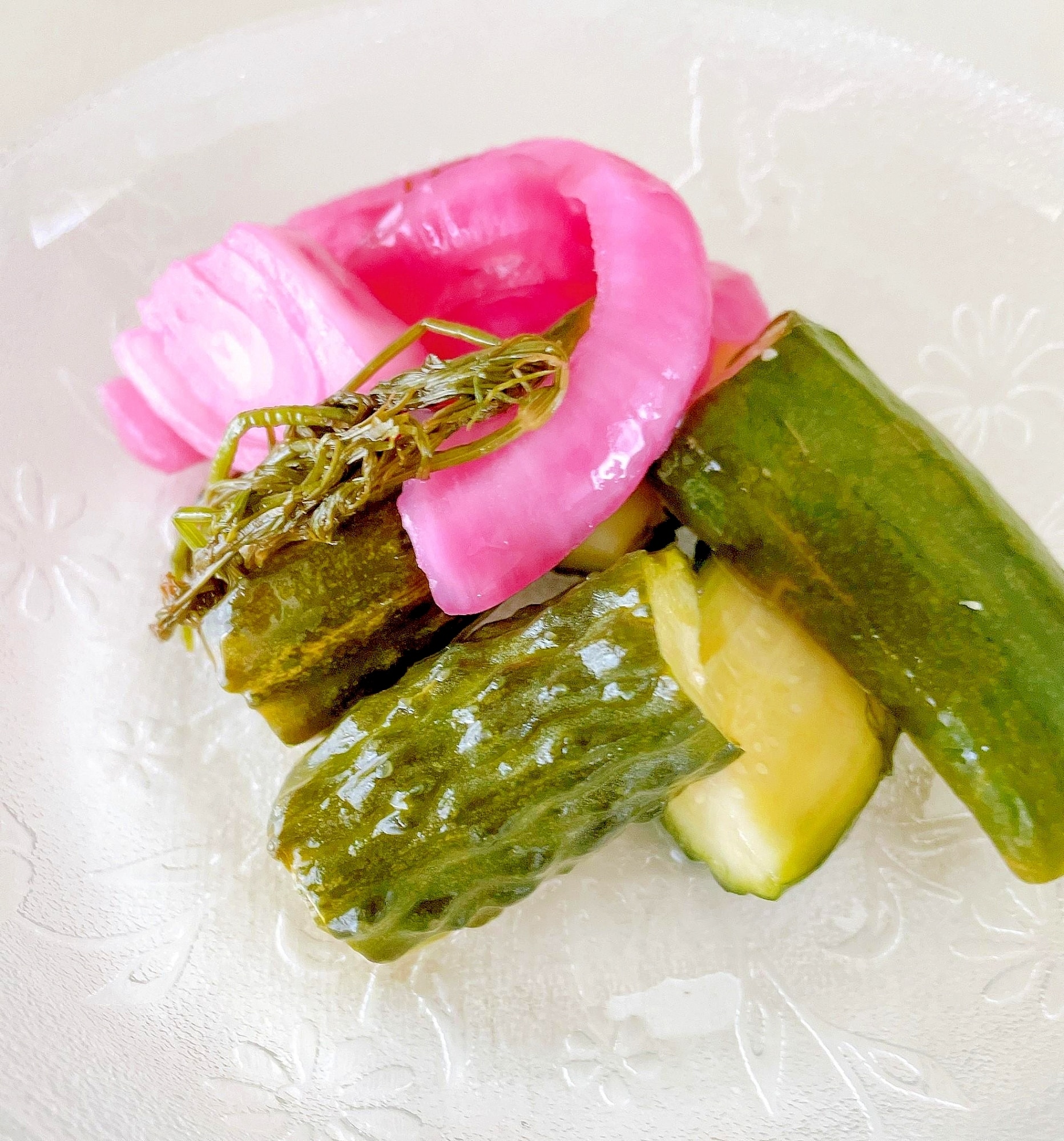 冷蔵庫で作るスパイシーなディルピクルスのレシピ