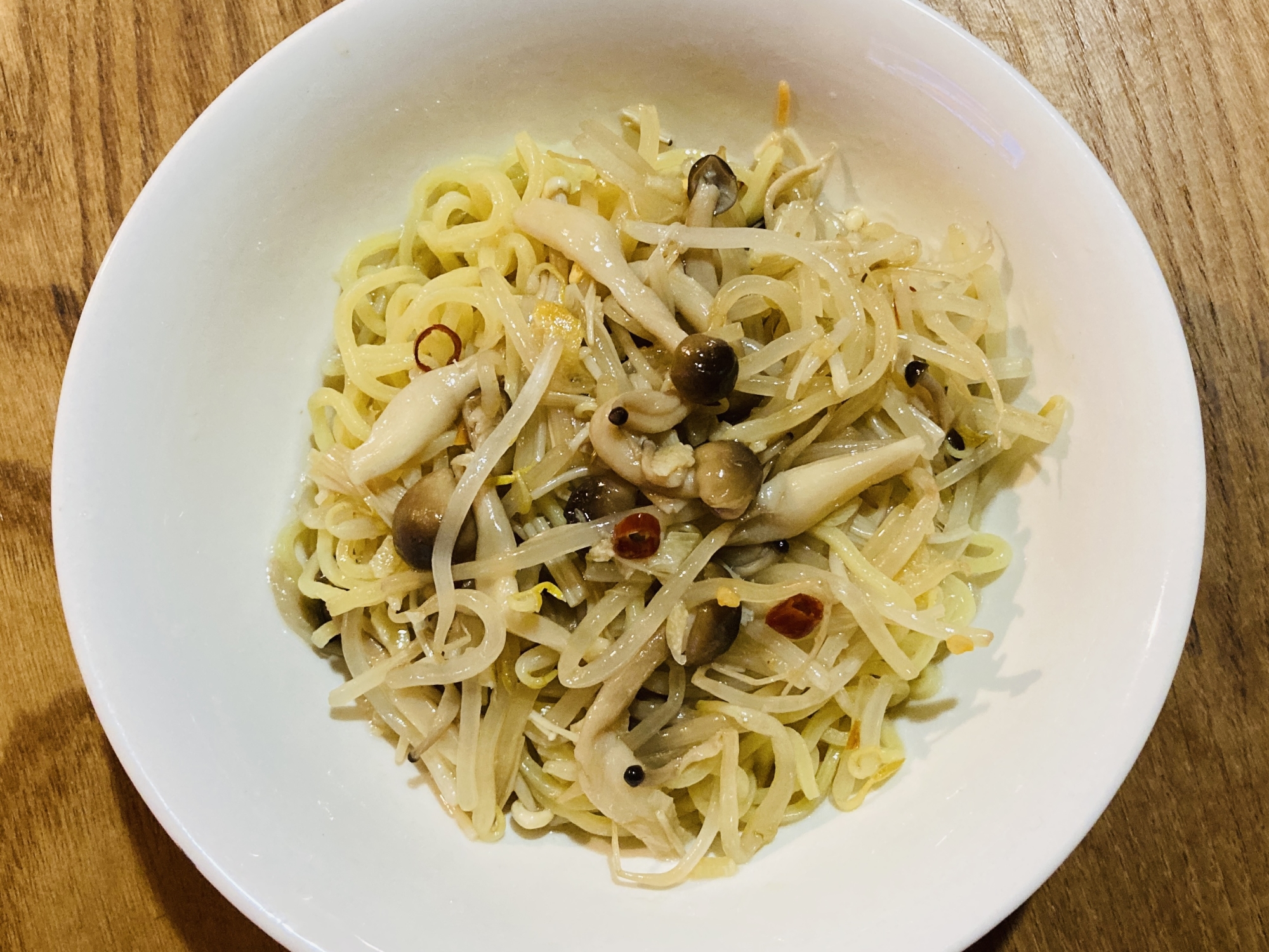 もやしときのこのピリ辛冷やしラーメン