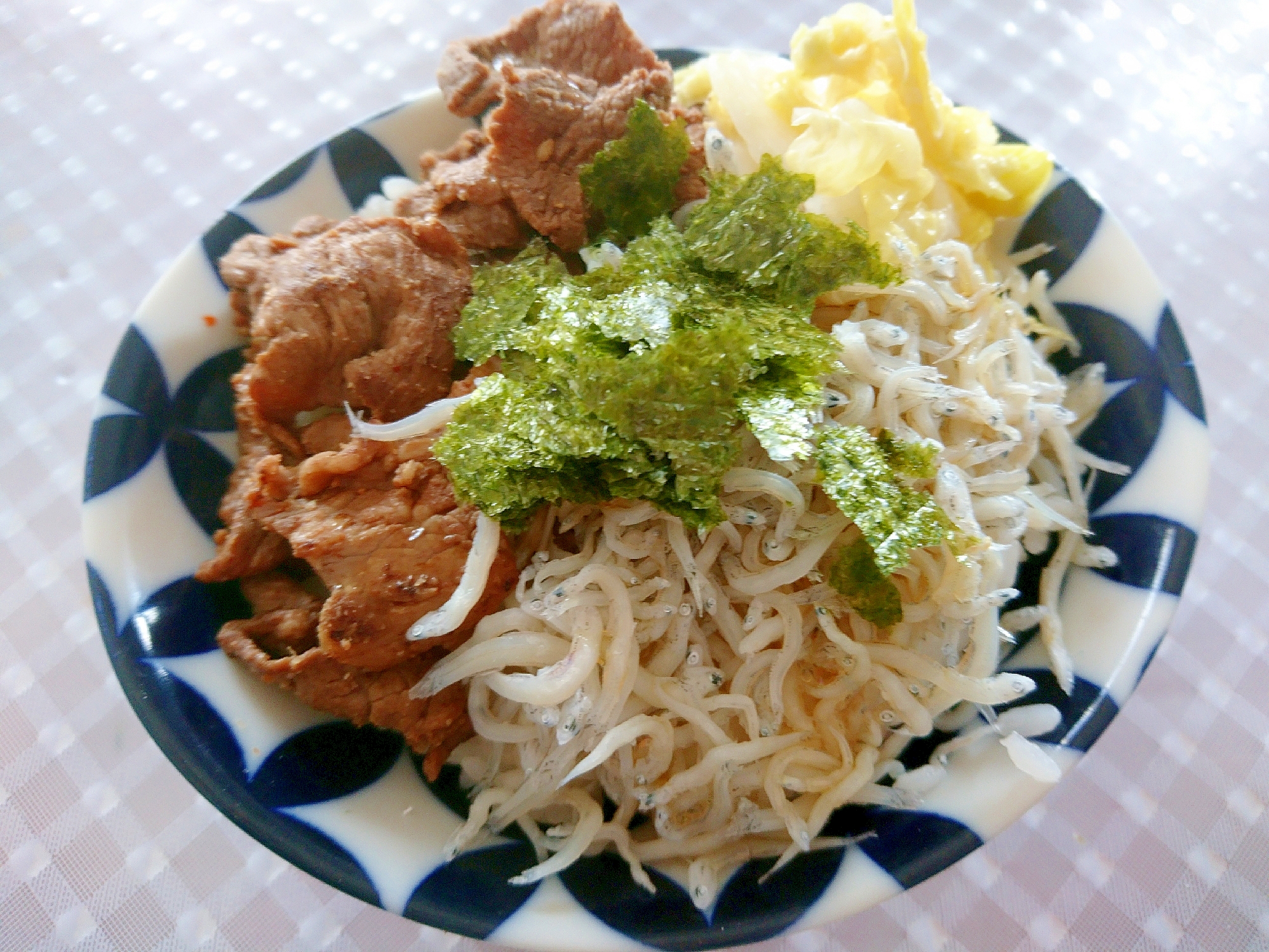 牛肉としらすの2色丼