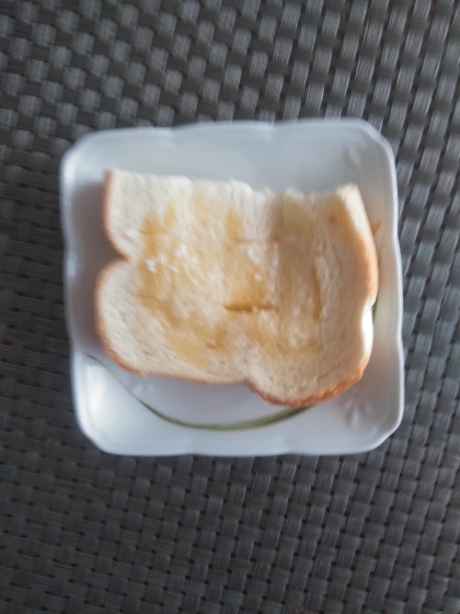 バターがジュワ〜☆塩パン風トースト♪