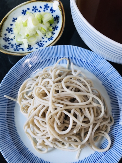 レシピを参考にして作ってみました。夏場は冷たい蕎麦が食べやすくて良いですね。冷水でしめた麺は食感がよくて薬味のネギとわさびで美味しくいただけました。