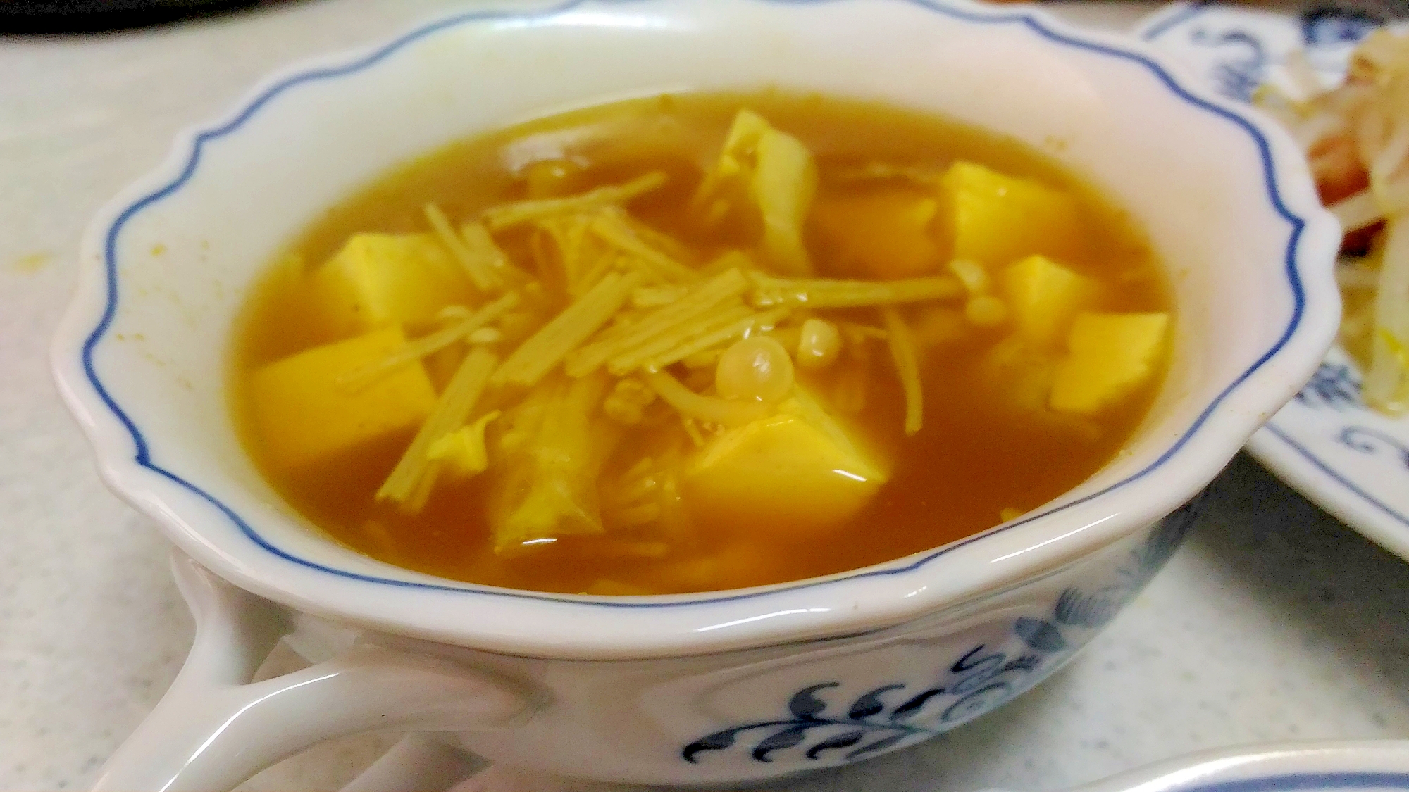 豆腐とエノキ、キャベツのカレースープ