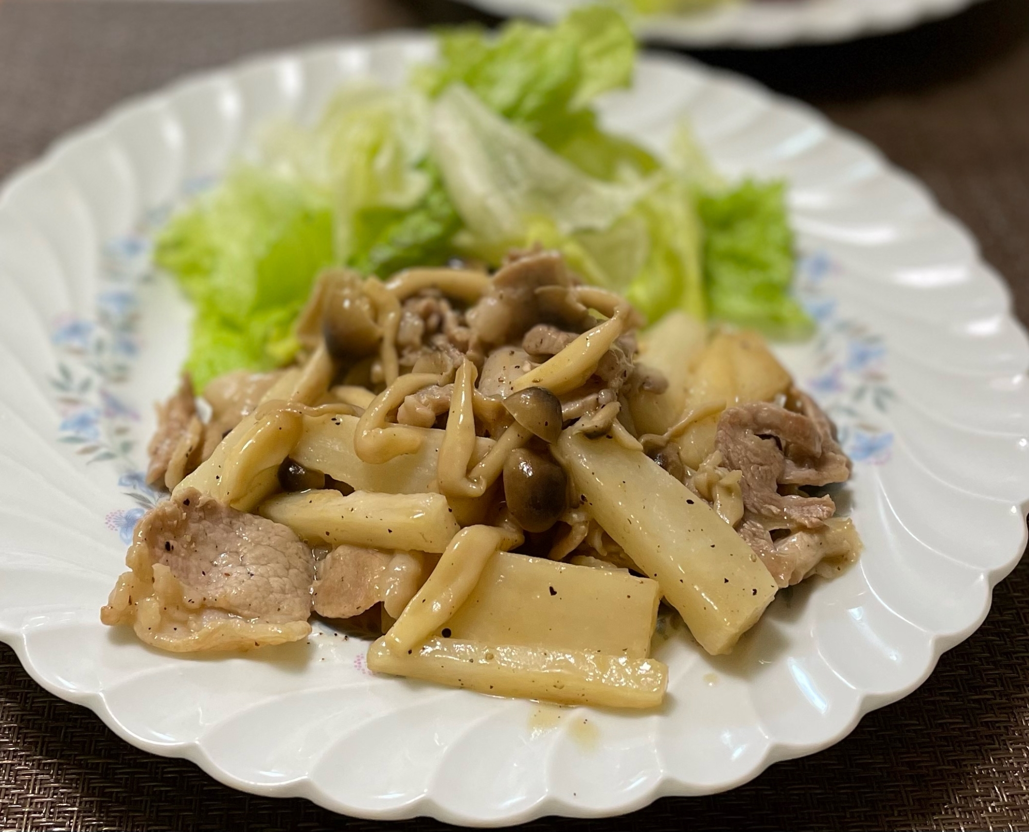 ホクホク食感の豚肉としめじと長芋のバター醤油炒め